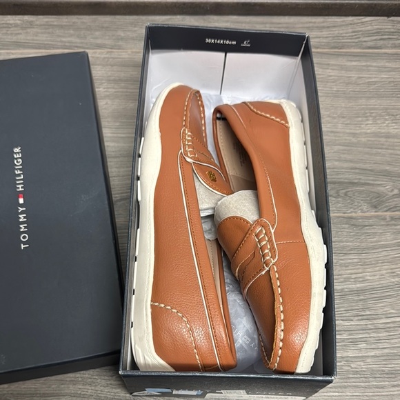 Tommy Hilfiger Women's Kaia Loafer - Picture 2 of 6